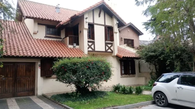 Casas, chalets en Venta — Juan a peña 5900