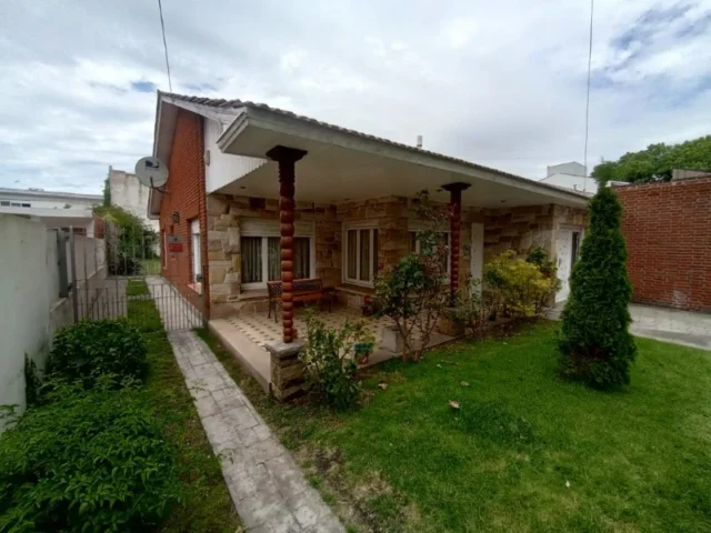 Casas, chalets en Venta — Belisario Roldán 848