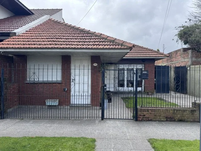 Casas, chalets en Venta — Acha 1550