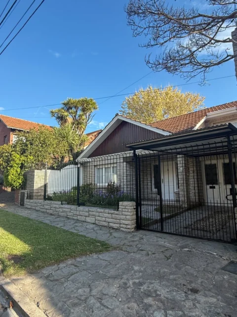 Casas, chalets en Venta — Castelli 670