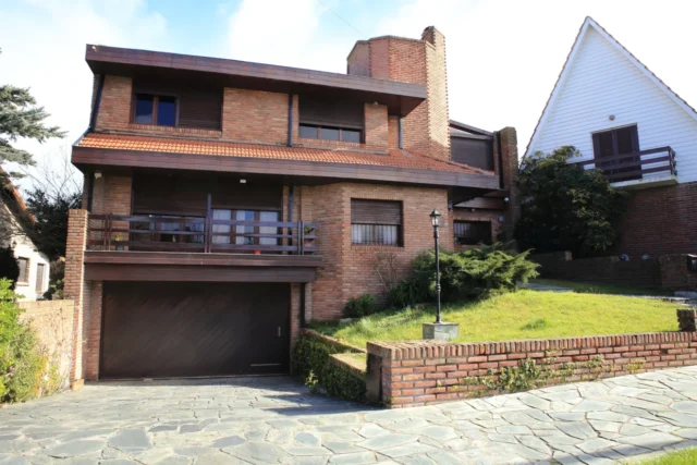Casas, chalets en Venta — Benito Lynch 880