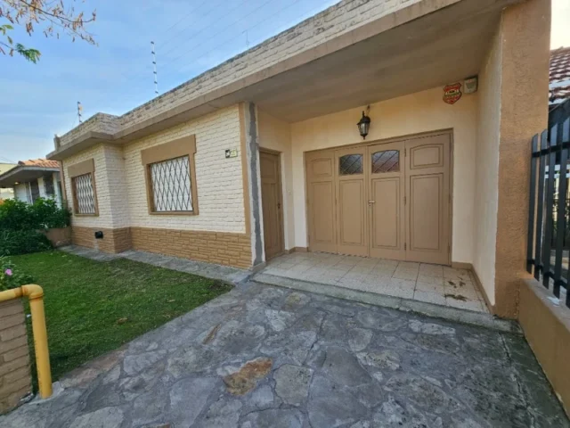 Casas, chalets en Alquiler — Einstein 1767