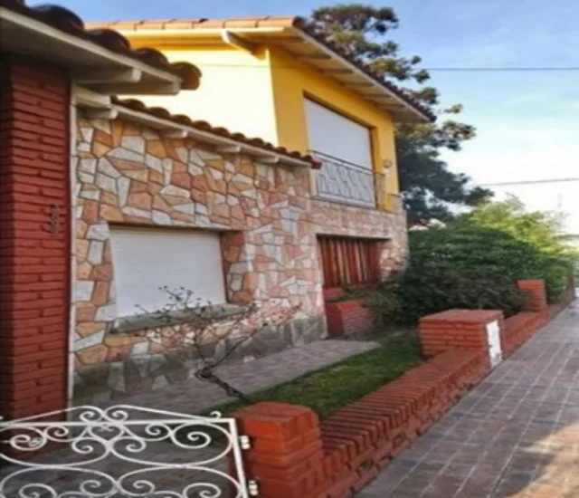 Casas, chalets en Venta — VICTORIANO MONTES 3892