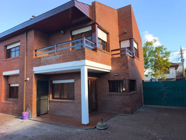 Casas, chalets en Alquiler — Necochea 5233