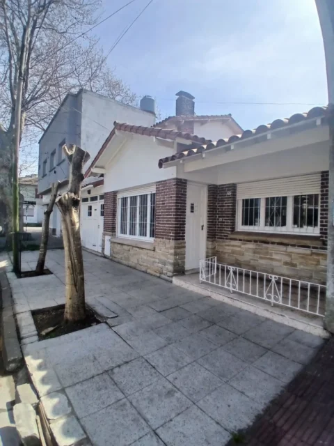 Casas, chalets en Alquiler — Rawson 3800